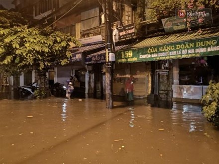 Hà Nội: Phố Phùng Hưng ngập nặng phải dựng rào chắn ngăn phương tiện