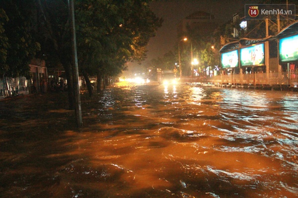 Ảnh: Hà Nội mưa như nước đổ, nhiều tuyến đường ngập sâu không thể di chuyển-1