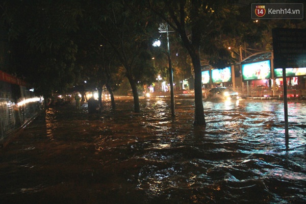 Ảnh: Hà Nội mưa như nước đổ, nhiều tuyến đường ngập sâu không thể di chuyển-2