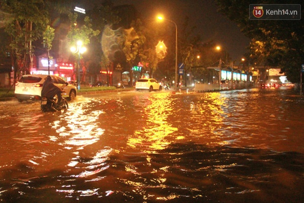 Ảnh: Hà Nội mưa như nước đổ, nhiều tuyến đường ngập sâu không thể di chuyển-3