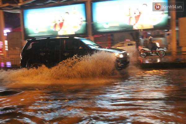 Ảnh: Hà Nội mưa như nước đổ, nhiều tuyến đường ngập sâu không thể di chuyển-4