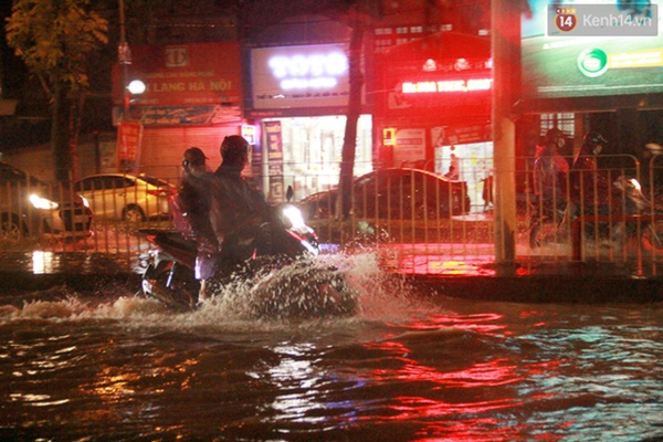 Ảnh: Hà Nội mưa như nước đổ, nhiều tuyến đường ngập sâu không thể di chuyển-5