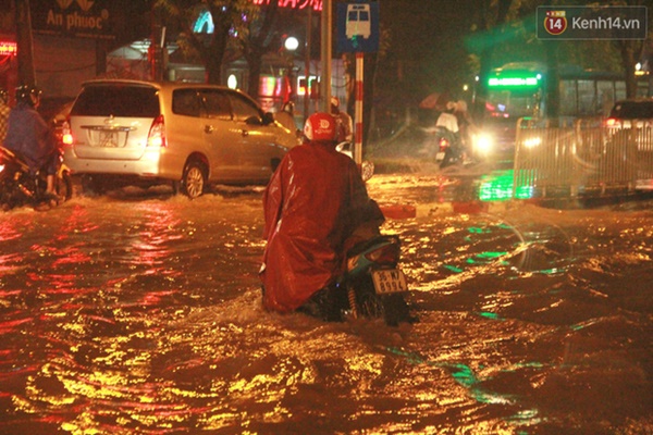 Ảnh: Hà Nội mưa như nước đổ, nhiều tuyến đường ngập sâu không thể di chuyển-6