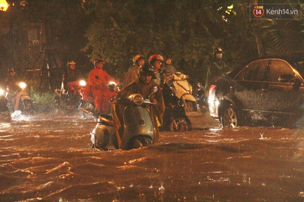 Ảnh: Hà Nội mưa như nước đổ, nhiều tuyến đường ngập sâu không thể di chuyển-7