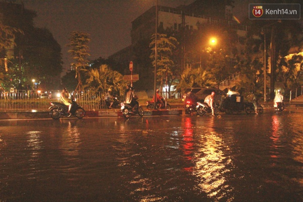 Ảnh: Hà Nội mưa như nước đổ, nhiều tuyến đường ngập sâu không thể di chuyển-8