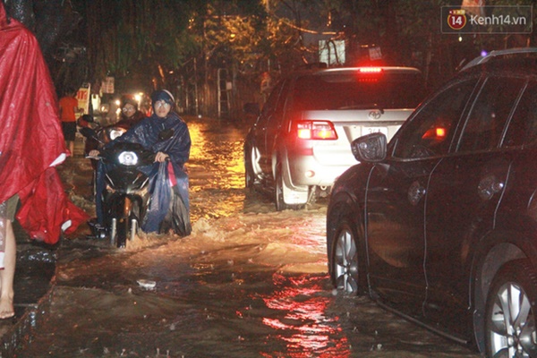Ảnh: Hà Nội mưa như nước đổ, nhiều tuyến đường ngập sâu không thể di chuyển-9