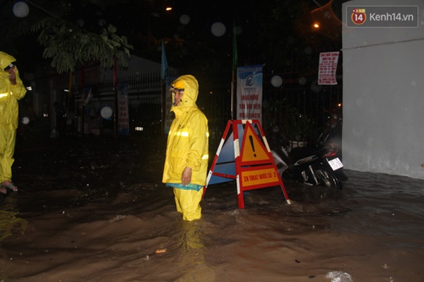 Ảnh: Hà Nội mưa như nước đổ, nhiều tuyến đường ngập sâu không thể di chuyển-10