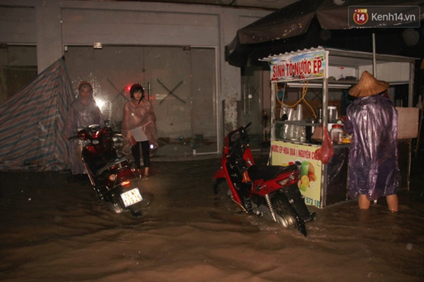 Ảnh: Hà Nội mưa như nước đổ, nhiều tuyến đường ngập sâu không thể di chuyển-11