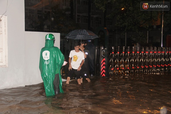 Ảnh: Hà Nội mưa như nước đổ, nhiều tuyến đường ngập sâu không thể di chuyển-12