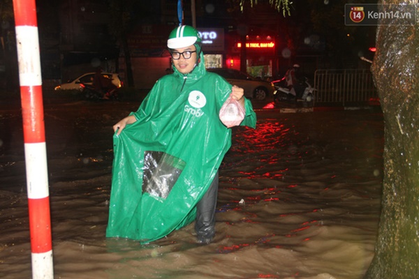 Ảnh: Hà Nội mưa như nước đổ, nhiều tuyến đường ngập sâu không thể di chuyển-13