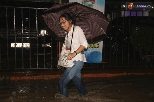 Ảnh: Hà Nội mưa như nước đổ, nhiều tuyến đường ngập sâu không thể di chuyển-14