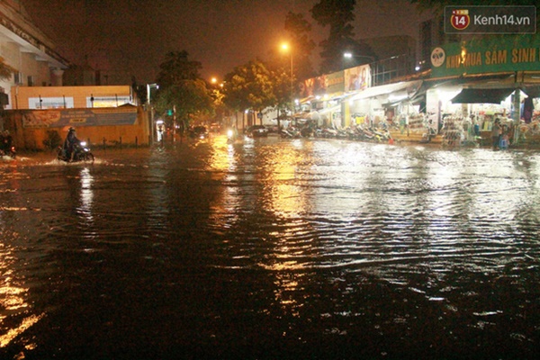 Ảnh: Hà Nội mưa như nước đổ, nhiều tuyến đường ngập sâu không thể di chuyển-15