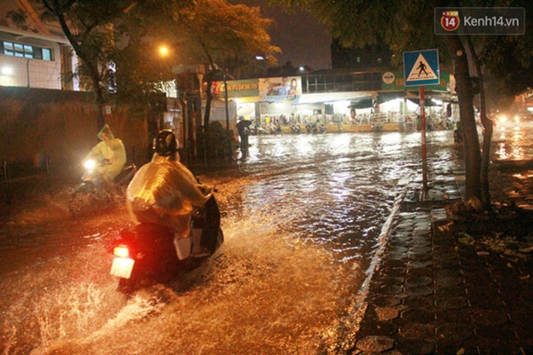 Ảnh: Hà Nội mưa như nước đổ, nhiều tuyến đường ngập sâu không thể di chuyển-16