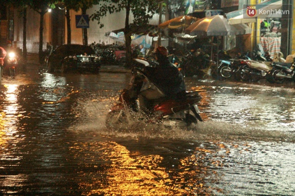 Ảnh: Hà Nội mưa như nước đổ, nhiều tuyến đường ngập sâu không thể di chuyển-17