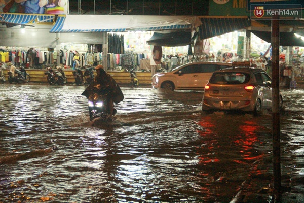 Ảnh: Hà Nội mưa như nước đổ, nhiều tuyến đường ngập sâu không thể di chuyển-18