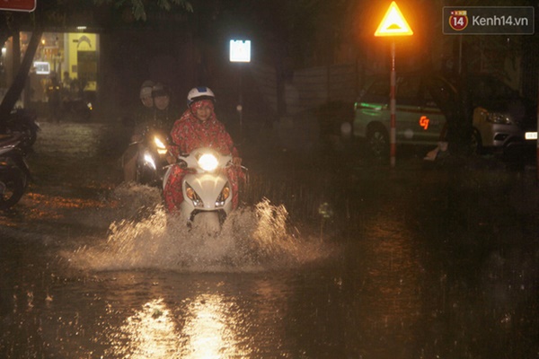 Ảnh: Hà Nội mưa như nước đổ, nhiều tuyến đường ngập sâu không thể di chuyển-19