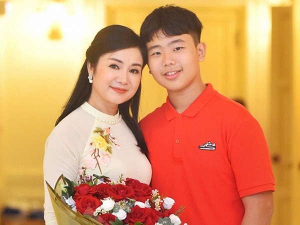 Lần xuất hiện hiếm hoi của cậu út 13 tuổi nhà người đẹp Lá ngọc cành vàng Thu Hà-1