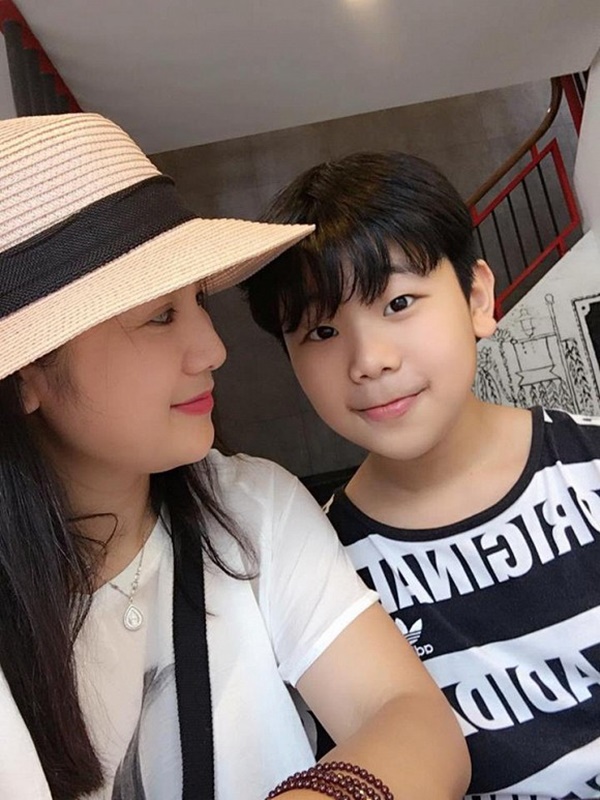 Lần xuất hiện hiếm hoi của cậu út 13 tuổi nhà người đẹp Lá ngọc cành vàng Thu Hà-3