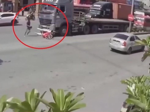 Lái xe máy chết thảm khi chen vào phía trước xe đầu kéo