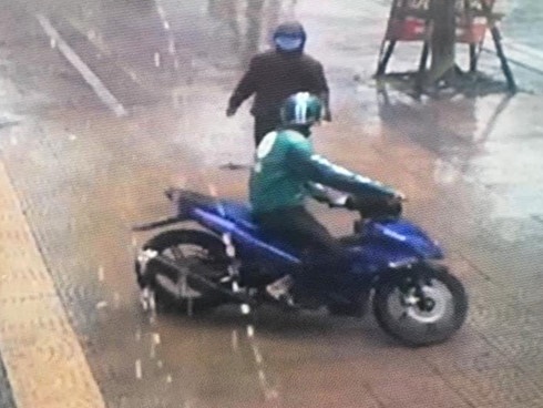 Tên trộm liều lĩnh vào tầng hầm chung cư cao cấp để trộm xe máy-1