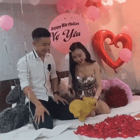 Clip: Chồng bí mật tổ chức sinh nhật cực ngọt ngào cho vợ, trầm trồ nhất là màn trao quà nhìn thôi cũng thấy đã mắt-1