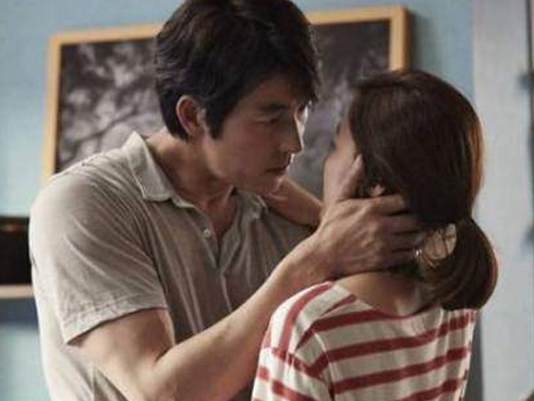 Bao nhiêu năm hụt hẫng trong chuyện chăn gối, tôi cứ nghĩ chồng yếu sinh lý nhưng một lần vô tình đẩy cửa phòng tắm tôi chết lặng trước hình ảnh bên trong-3