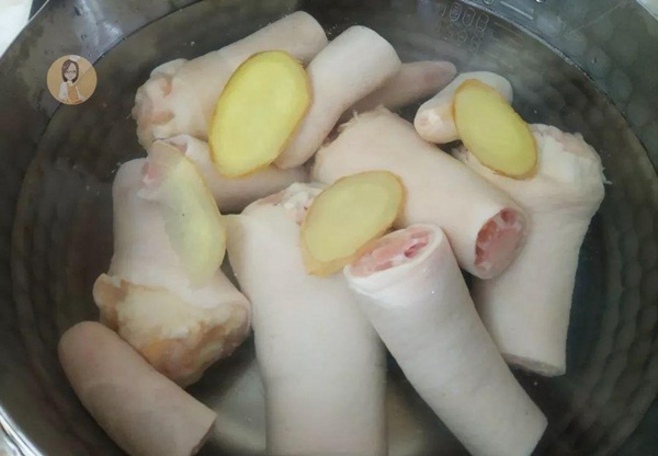 Cho đuôi lợn vào nồi cơm điện cùng vài gia vị, sau 40 phút được món kho ngon cực phẩm-3