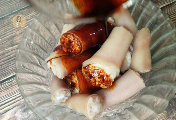 Cho đuôi lợn vào nồi cơm điện cùng vài gia vị, sau 40 phút được món kho ngon cực phẩm-4