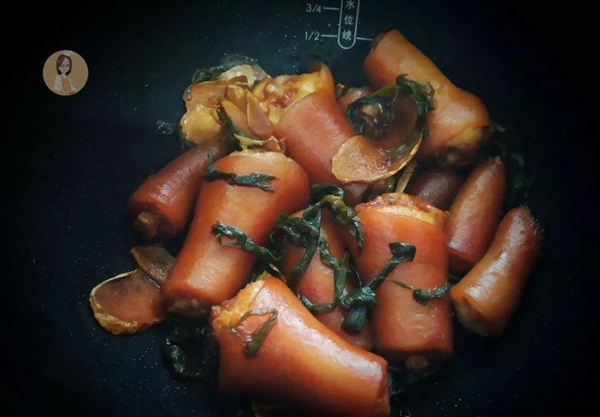 Cho đuôi lợn vào nồi cơm điện cùng vài gia vị, sau 40 phút được món kho ngon cực phẩm-7