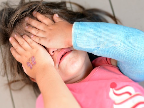 Chữa mãi không khỏi bệnh đau họng cho con, bố mẹ hỏi mới biết do bị cô giáo ép ăn nhanh, nếu không phải ăn trong nhà vệ sinh-2