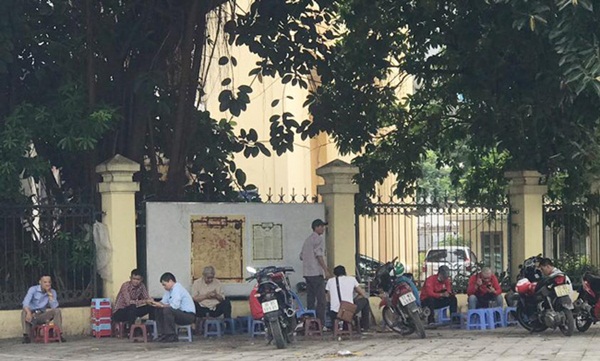 Ngồi vỉa hè kiếm tiền triệu mỗi ngày: Bán trà đá, nước mía lãi 2.000%-2