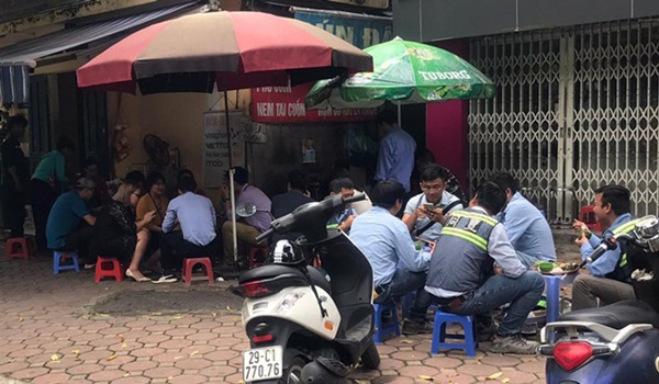 Ngồi vỉa hè kiếm tiền triệu mỗi ngày: Bán trà đá, nước mía lãi 2.000%-3