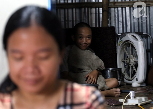 Chuyện rớt nước mắt sau túp lều dựng tạm ven đường của người mẹ cụt chân, một mình nuôi con trai khờ ở Hà Nội-5