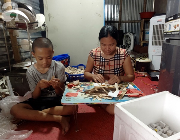 Chuyện rớt nước mắt sau túp lều dựng tạm ven đường của người mẹ cụt chân, một mình nuôi con trai khờ ở Hà Nội-8