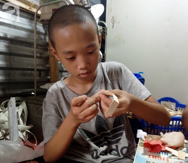 Chuyện rớt nước mắt sau túp lều dựng tạm ven đường của người mẹ cụt chân, một mình nuôi con trai khờ ở Hà Nội-9