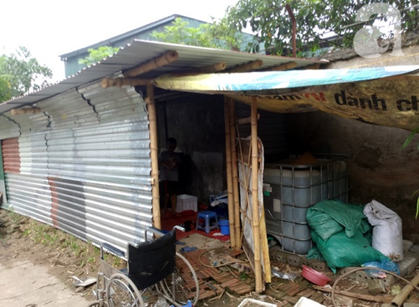 Chuyện rớt nước mắt sau túp lều dựng tạm ven đường của người mẹ cụt chân, một mình nuôi con trai khờ ở Hà Nội-10