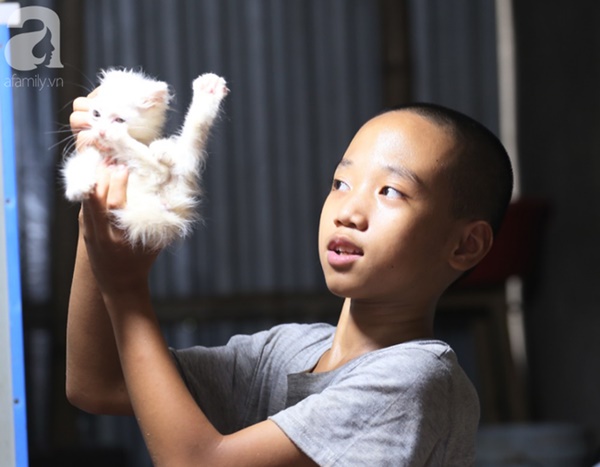 Chuyện rớt nước mắt sau túp lều dựng tạm ven đường của người mẹ cụt chân, một mình nuôi con trai khờ ở Hà Nội-14