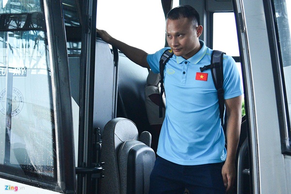 Quế Ngọc Hải trêu trợ lý của HLV Park trước giờ lên đường đến Thái Lan-2