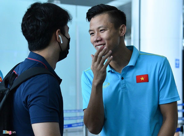 Quế Ngọc Hải trêu trợ lý của HLV Park trước giờ lên đường đến Thái Lan-4