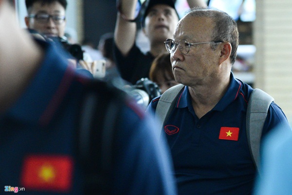 Quế Ngọc Hải trêu trợ lý của HLV Park trước giờ lên đường đến Thái Lan-6