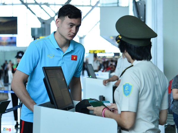 Quế Ngọc Hải trêu trợ lý của HLV Park trước giờ lên đường đến Thái Lan-7