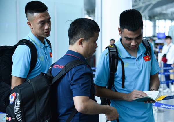 Quế Ngọc Hải trêu trợ lý của HLV Park trước giờ lên đường đến Thái Lan-8