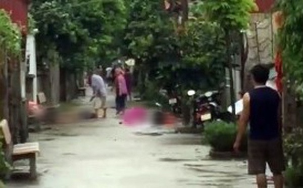 [NÓNG] Xảy ra thảm án ở Hà Nội, anh vác dao truy sát gia đình em ruột khiến 2 người chết, 3 người nguy kịch-1
