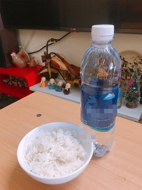 Chuẩn bị CƠM NƯỚC cho chồng trước khi đi chơi, vợ trẻ khiến ai nấy cười lăn lóc, dân mạng lại phát hiện điểm sai sai-2