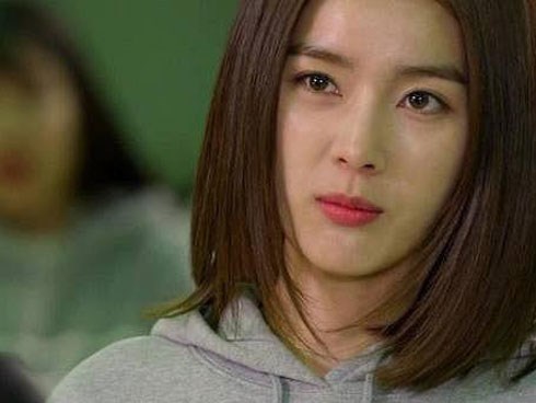 Nghi ngờ chồng cười tủm tỉm khi lén xem điện thoại, tôi lập mưu mở khóa rồi đứng hình trước sự thật 