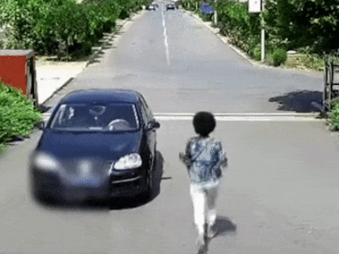 Quên kéo phanh, nữ tài xế chạy theo ôtô 'tự lái'