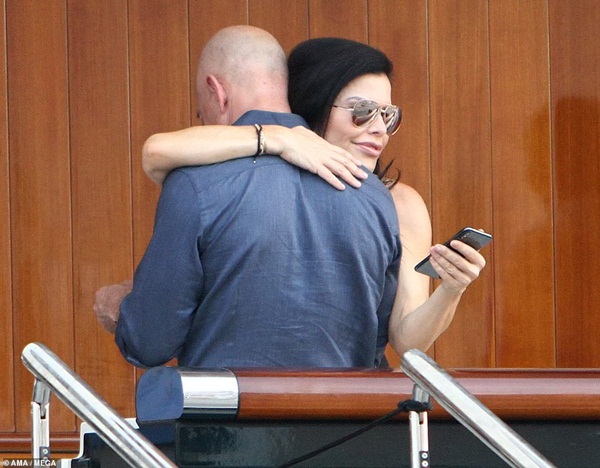 Tỷ phú Amazon công khai ôm hôn người tình đắm đuối khiến cư dân mạng nóng mắt”-1