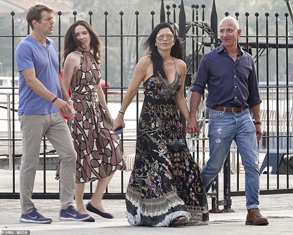 Tỷ phú Amazon công khai ôm hôn người tình đắm đuối khiến cư dân mạng nóng mắt”-3