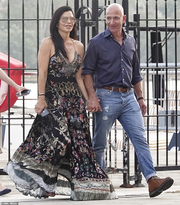 Tỷ phú Amazon công khai ôm hôn người tình đắm đuối khiến cư dân mạng nóng mắt”-4