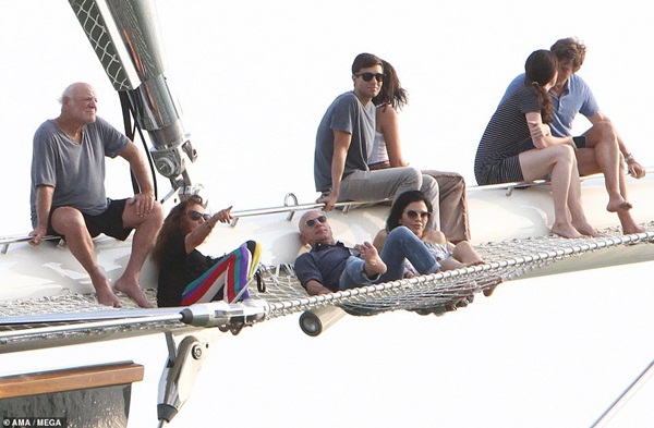 Tỷ phú Amazon công khai ôm hôn người tình đắm đuối khiến cư dân mạng nóng mắt”-5